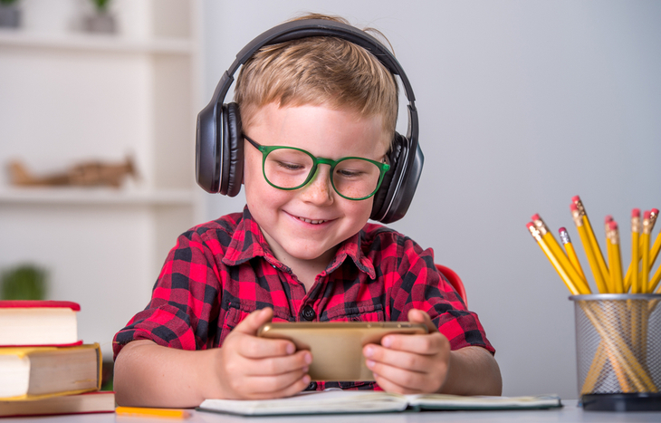 Little kid doing a Stockpile review on his phone