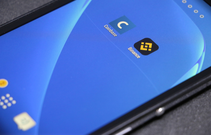 Applications Binance Vs Coinbase Sur Un Smartphone